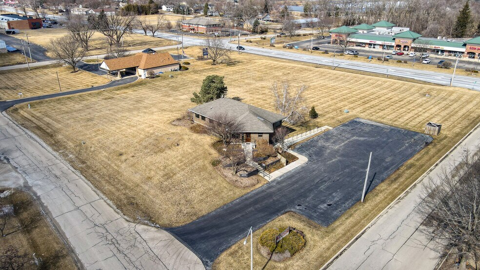 2002 Holian Dr, Spring Grove, IL à louer - Photo de l’immeuble – Image 2 sur 2