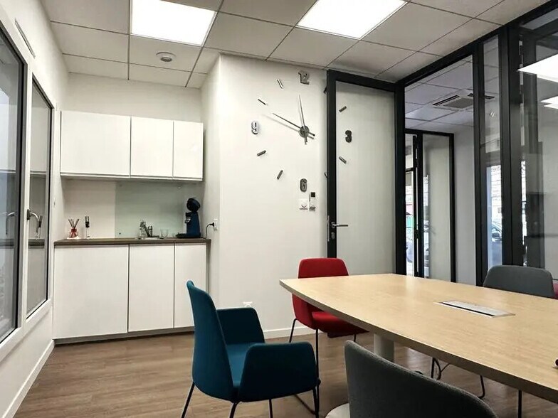 Local commercial dans Bron à louer - Photo de l’immeuble – Image 3 sur 7