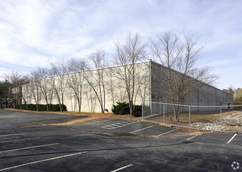 105 N Christopher Ct, Newnan, GA à louer - Photo de l’immeuble – Image 2 sur 6