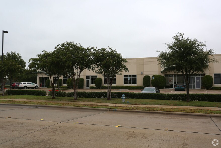 510 E Corporate Dr, Lewisville, TX à louer - Photo de l’immeuble – Image 3 sur 13