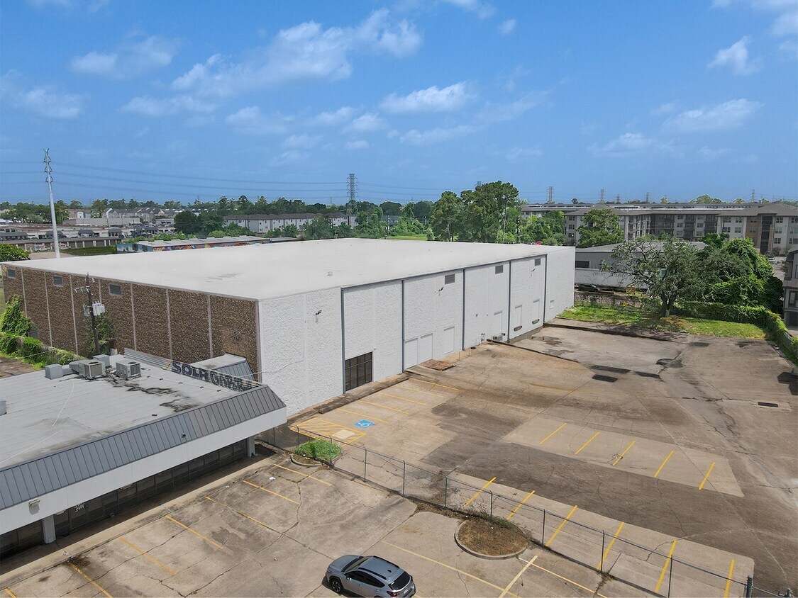 10910 Katy Fwy, Houston, TX à vendre Photo de l’immeuble– Image 1 sur 9