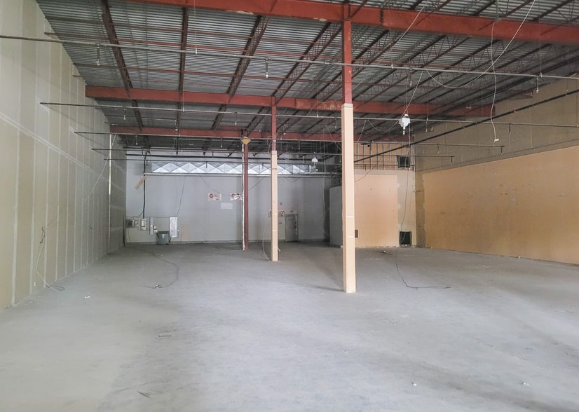 6253-6261 Des Laurentides Boul, Laval, QC à louer - Photo intérieure – Image 2 sur 3