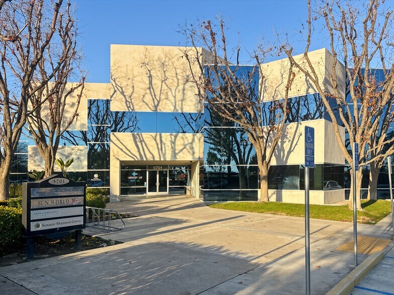 5701 Truxtun Ave, Bakersfield, CA à louer - Photo de l’immeuble – Image 2 sur 14