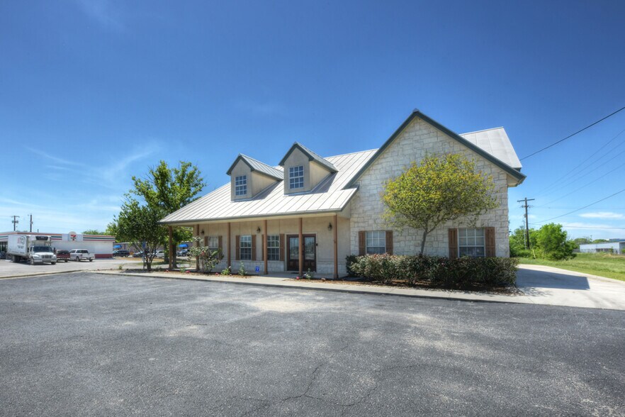 1492 S Seguin Ave, New Braunfels, TX à louer - Photo de l’immeuble – Image 3 sur 27