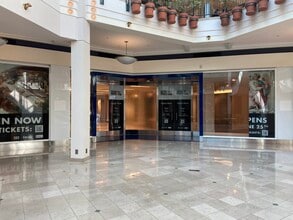 700-850 SW Fifth Ave, Portland, OR à louer Hall d’entrée– Image 2 sur 4