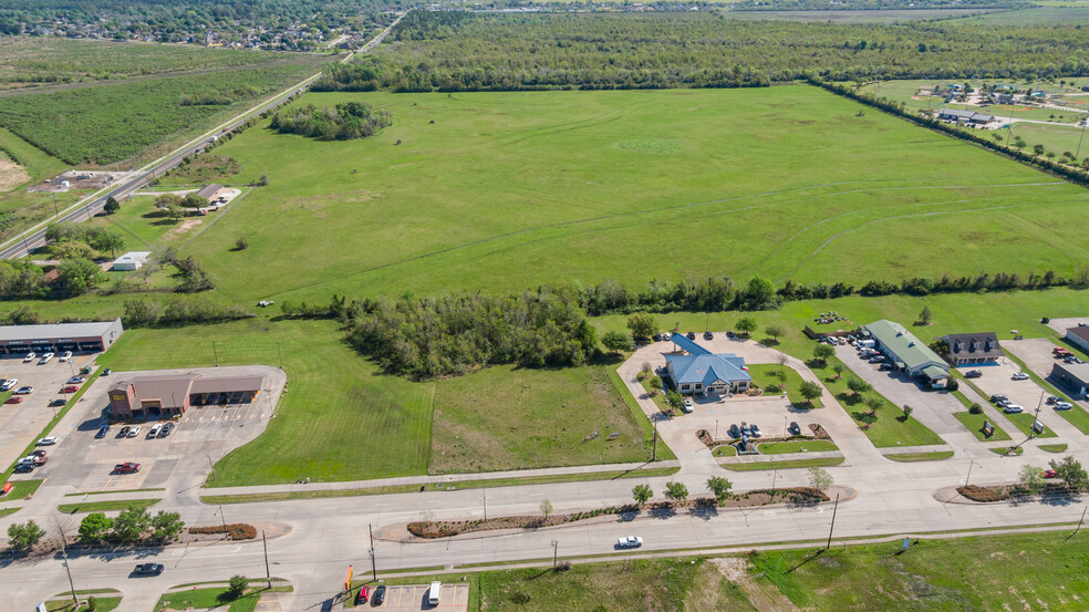 Eagle Dr, Mont Belvieu, TX à vendre - Photo de l’immeuble – Image 1 sur 23