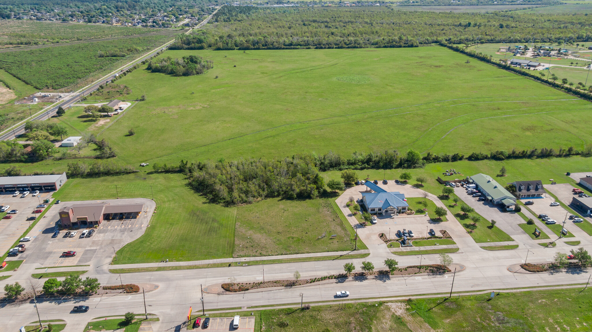 Eagle Dr, Mont Belvieu, TX à vendre Photo de l’immeuble– Image 1 sur 24
