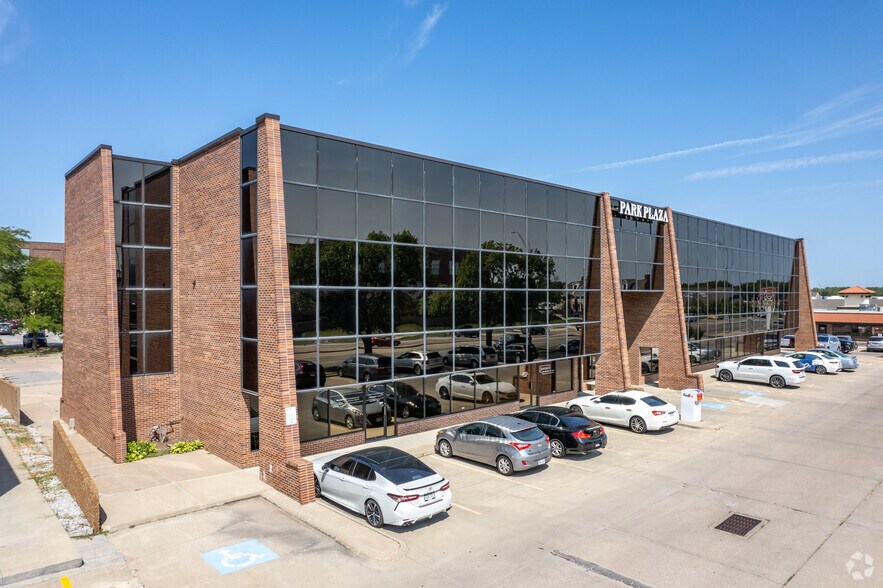 301 S 70th St, Lincoln, NE à louer - Photo principale – Image 1 sur 22