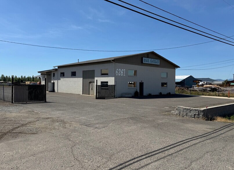 6261 Crater Lake Hwy, Central Point, OR à vendre - Photo principale – Image 1 sur 7