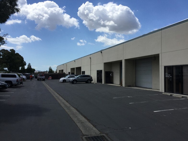 140 Mason Cir, Concord, CA à louer - Photo de l’immeuble – Image 3 sur 6