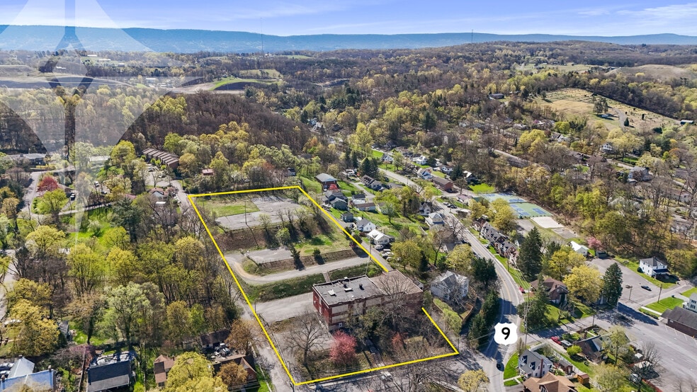 187 S Green St, Berkeley Springs, WV à vendre - Aérien – Image 1 sur 7