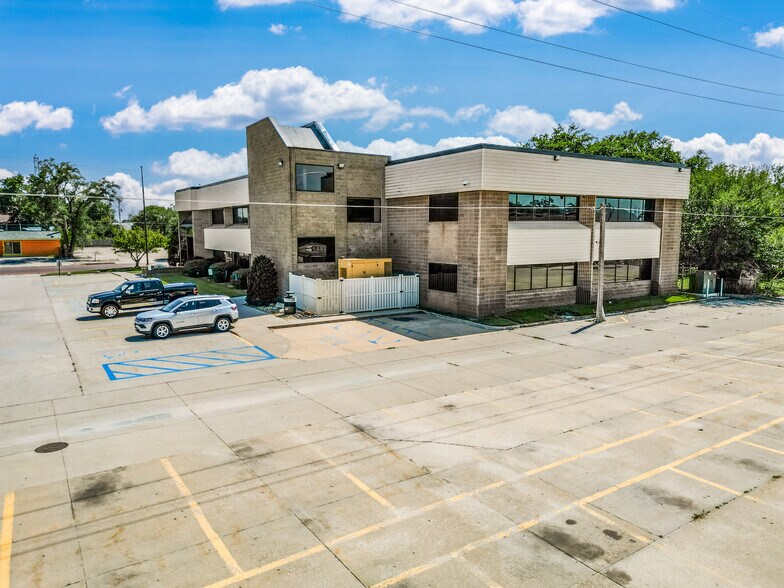 500 W 1 St Ave, Hutchinson, KS à vendre - Photo de l’immeuble – Image 2 sur 71