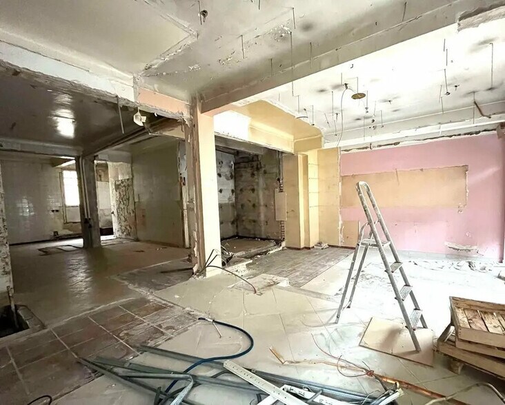 Local commercial dans JUAN-LES-PINS à louer - Photo de la construction – Image 1 sur 5