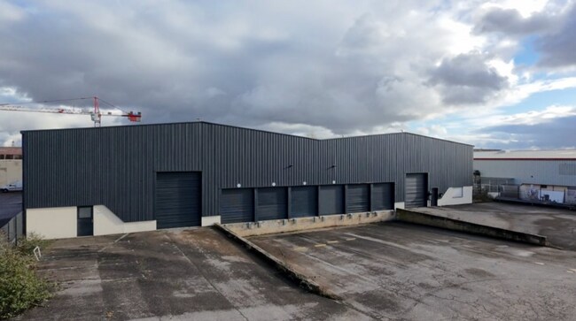 Plus de détails pour 9 Avenue Du Maréchal De Lattre De Tassigny, Meyzieu - Local d'activités à louer