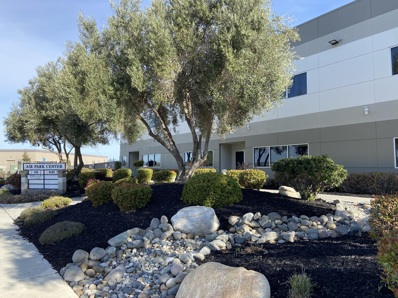 1851 Airway Dr, Hollister, CA à vendre - Photo de l’immeuble – Image 2 sur 39