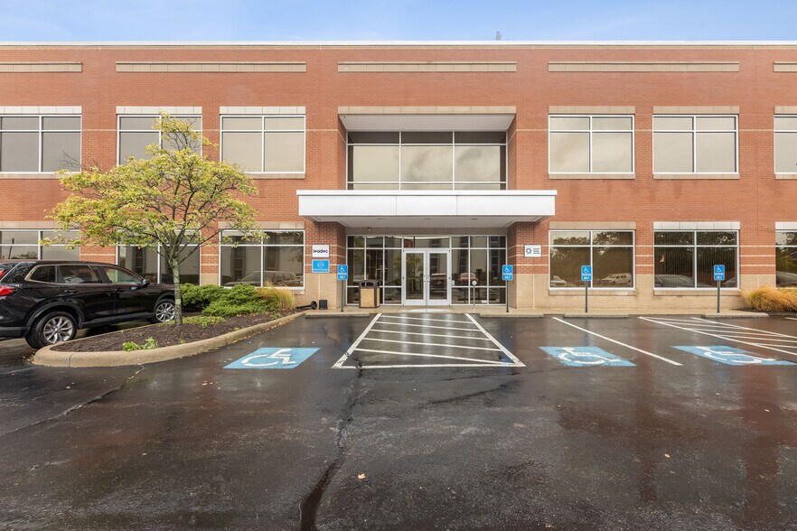 9395 Kenwood Rd, Blue Ash, OH à louer - Photo de l’immeuble – Image 2 sur 2