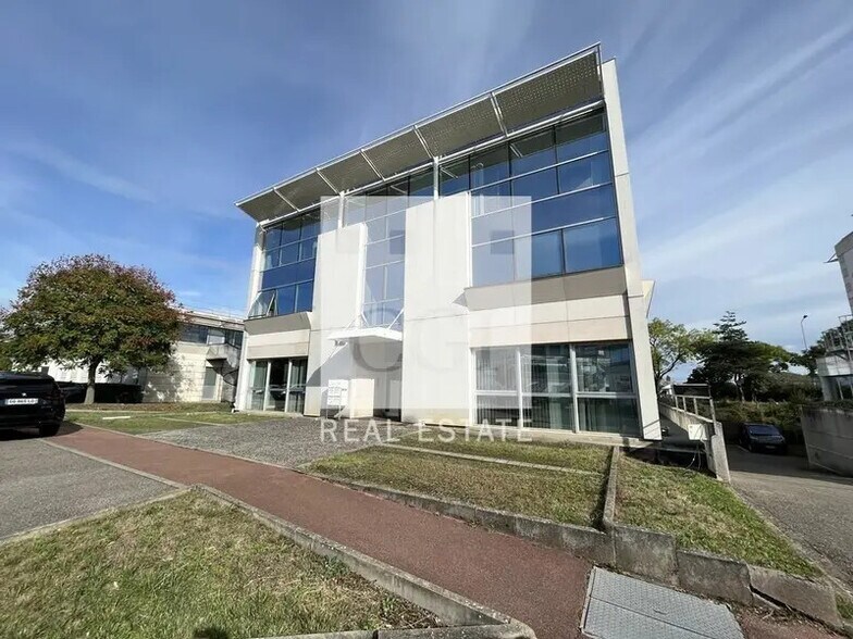 12 Rue Edison, Bron à louer - Photo de l’immeuble – Image 3 sur 18
