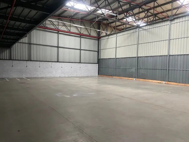 Local d’activités dans Mions à louer - Photo de l’immeuble – Image 3 sur 9