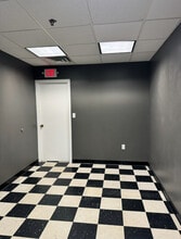 6 Kiddie Dr, Avon, MA à louer Photo de l’immeuble– Image 2 sur 4