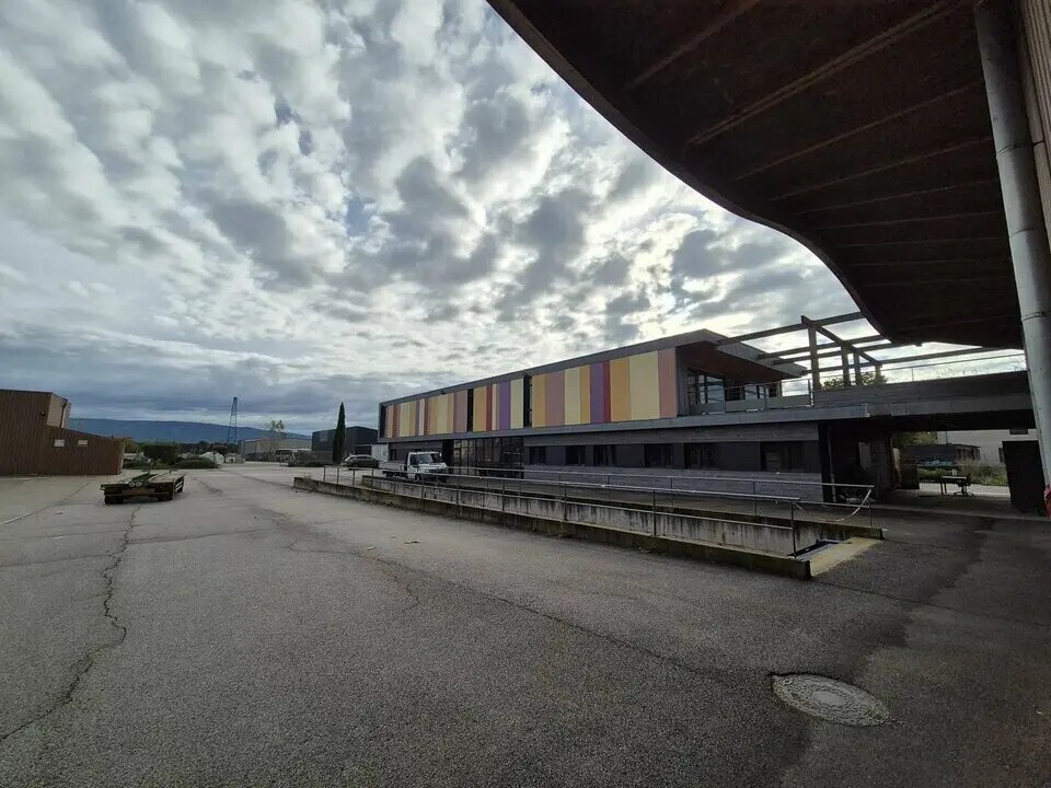 Local d'activités dans L'ISLE-SUR-LA-SORGUE à vendre Photo de l’immeuble– Image 1 sur 10