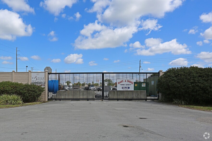 12710 NW South River Dr, Medley, FL à louer - Photo de l’immeuble – Image 2 sur 3