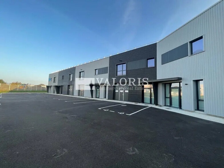 Local d’activités dans Saint-Quentin-Fallavier à louer - Photo de l’immeuble – Image 1 sur 5