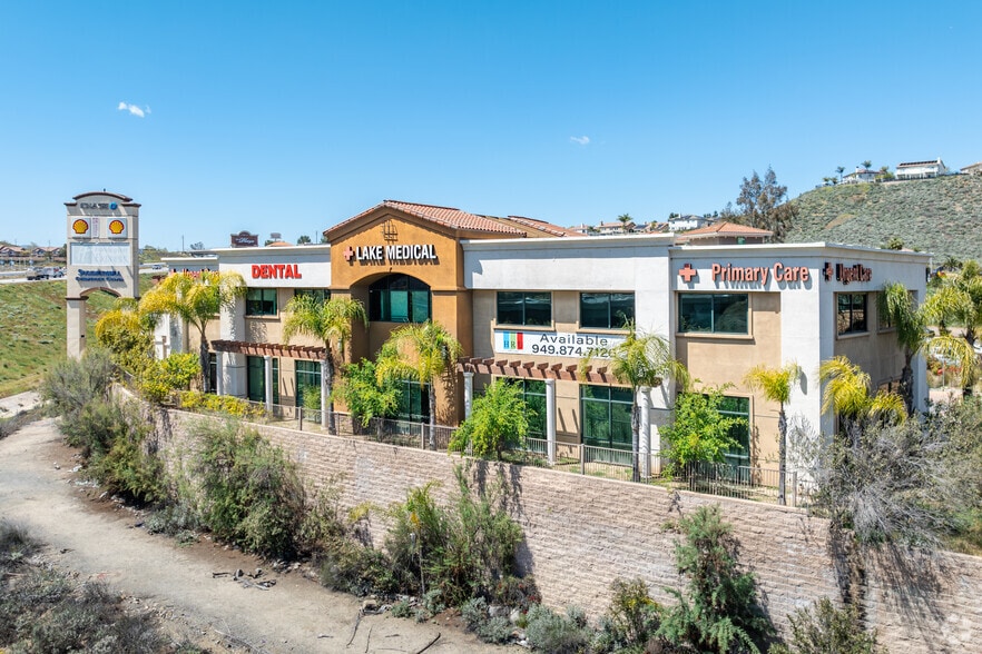 31581 Canyon Estates Dr, Lake Elsinore, CA à vendre - Photo principale – Image 1 sur 8