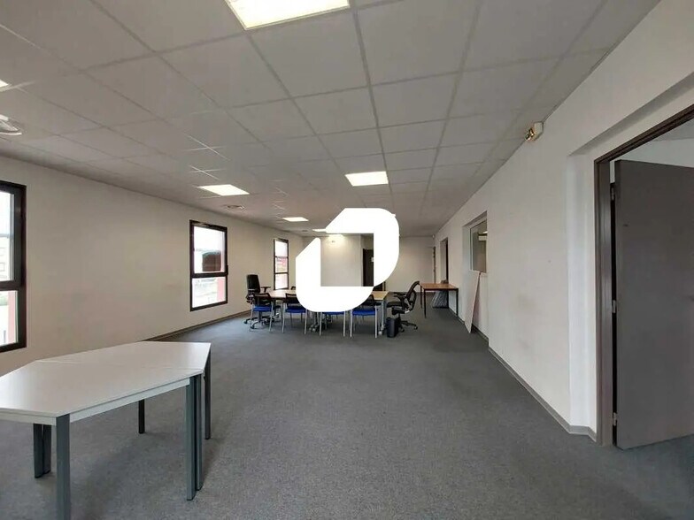 Local commercial dans Nîmes à louer - Photo de l’immeuble – Image 1 sur 11