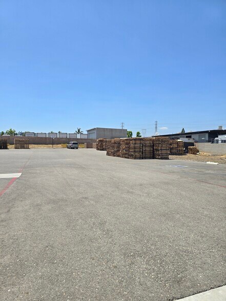1 Industrial Dr, Rialto, CA à vendre - Photo de l’immeuble – Image 3 sur 10