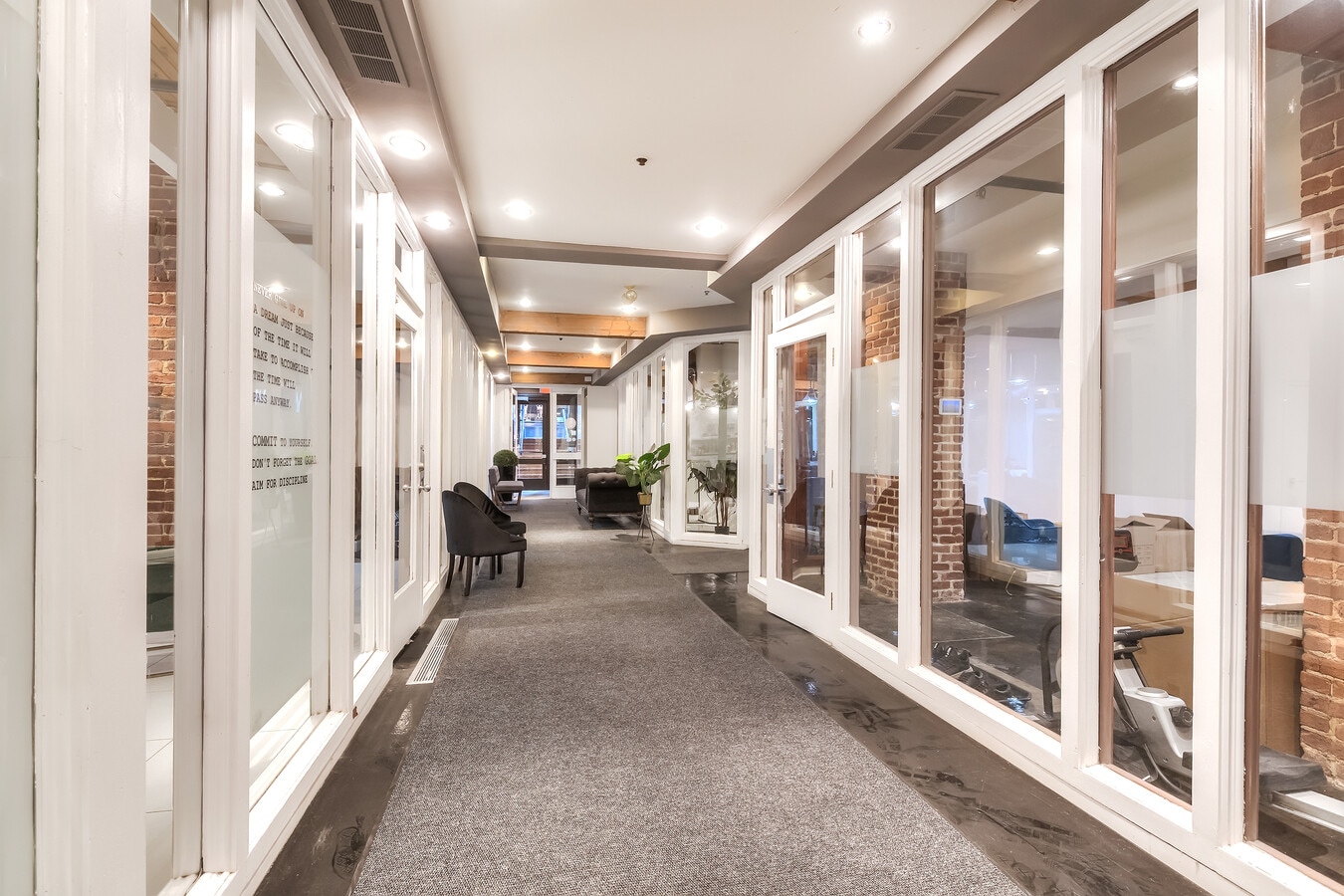 387 Rue Saint-Paul O, Montréal, QC H2Y 2A7 - Lot 102 - - Photo intérieure - Image 1 of 6