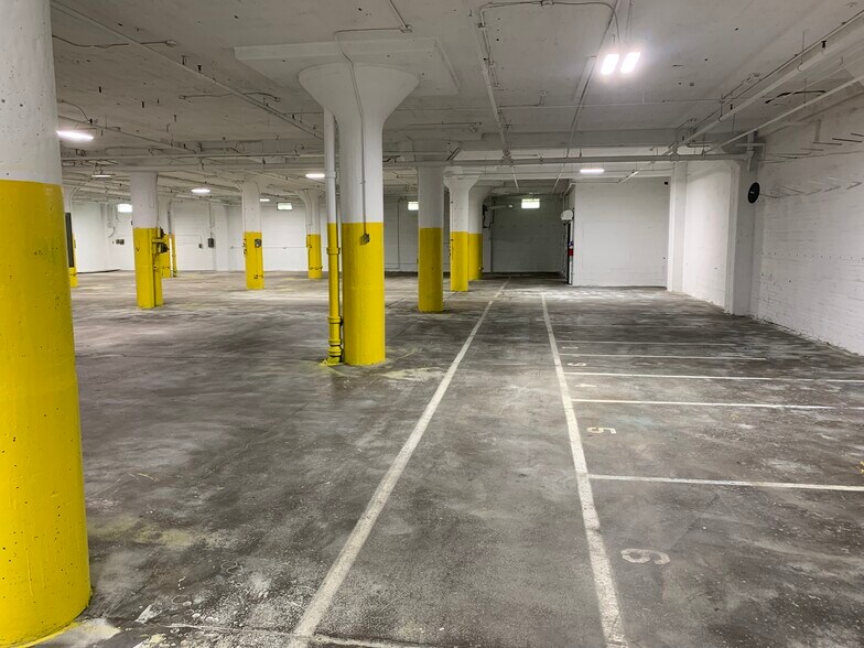 2203 W Michigan St, Milwaukee, WI à louer - Photo intérieure – Image 2 sur 22