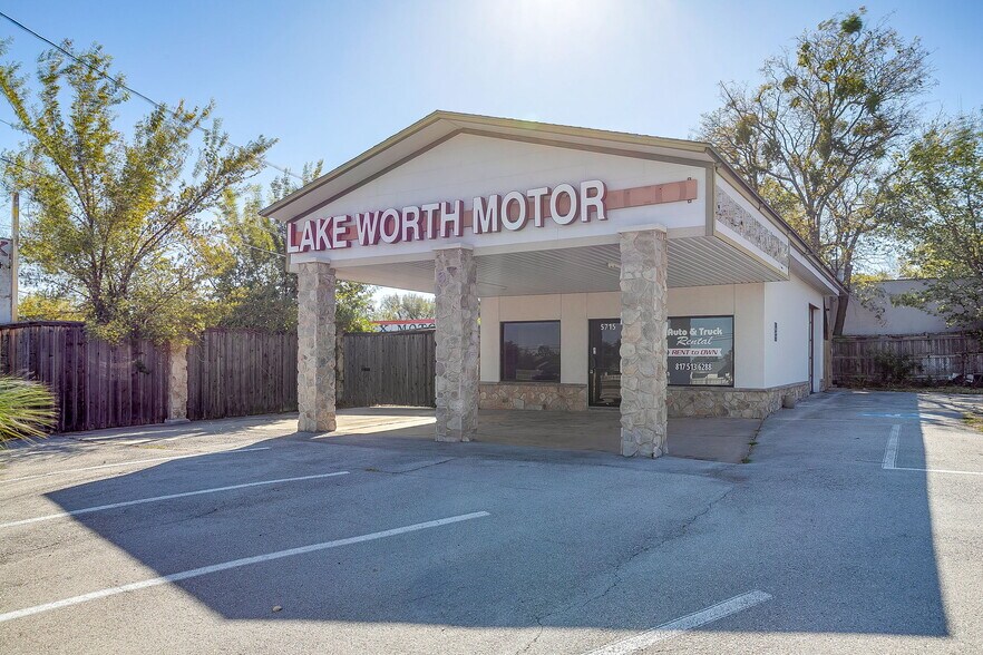 5715 Azle Ave, Fort Worth, TX à louer - Photo de l’immeuble – Image 3 sur 17