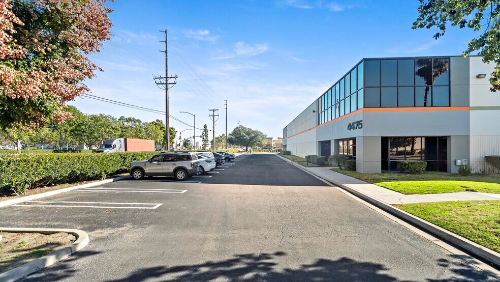 4475 Eucalyptus Ave, Chino, CA à vendre - Photo de l’immeuble – Image 3 sur 15