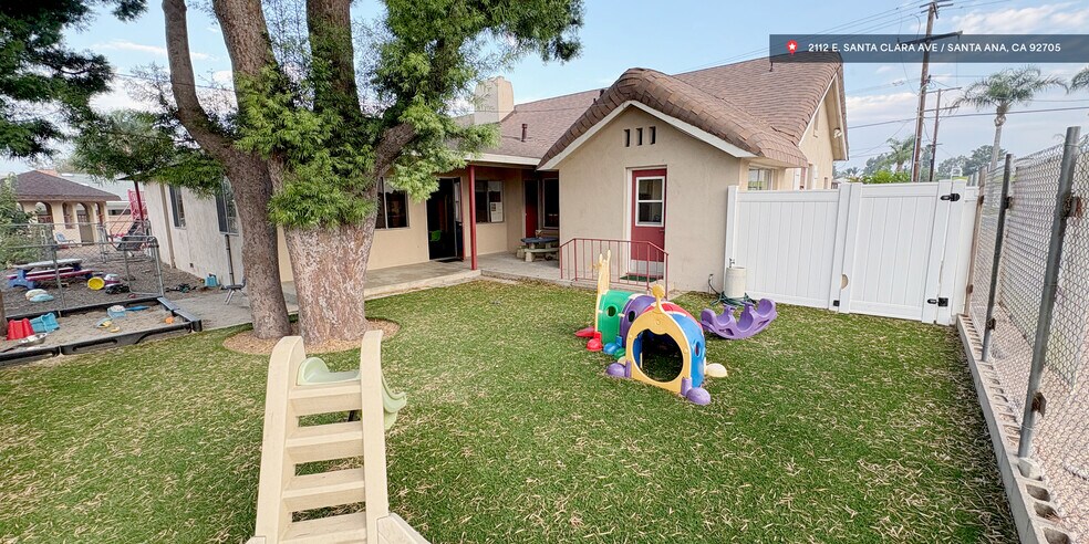 2112 E Santa Clara Ave, Santa Ana, CA à louer - Photo de l’immeuble – Image 3 sur 5