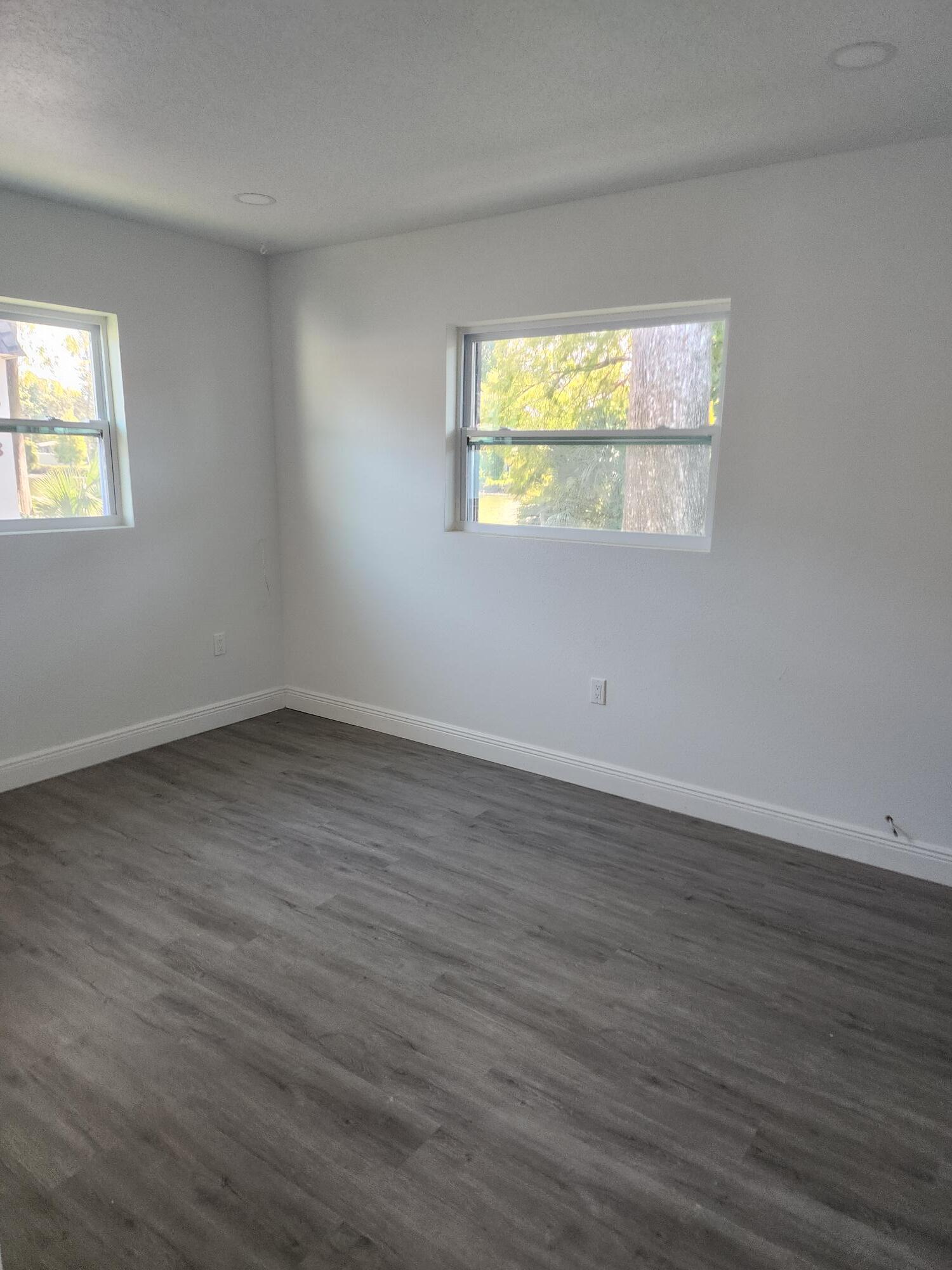 556-558 Clearwater Largo Rd, Largo, FL à louer Photo intérieure– Image 1 sur 2