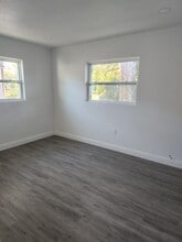 556-558 Clearwater Largo Rd, Largo, FL à louer Photo intérieure– Image 1 sur 2