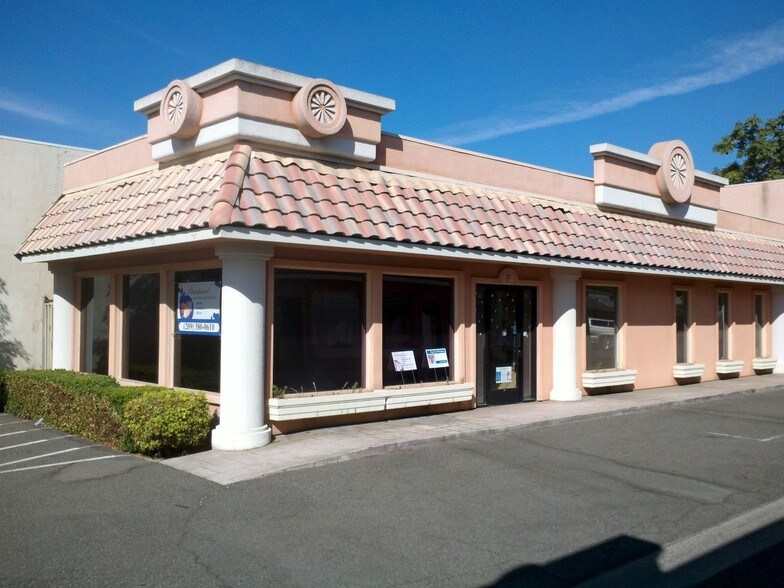 730 E F St, Oakdale, CA à vendre - Photo de l’immeuble – Image 2 sur 10