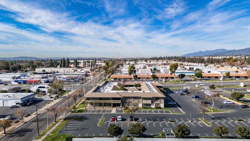 222 N Mountain Ave, Upland, CA à louer - Photo de l’immeuble – Image 3 sur 9