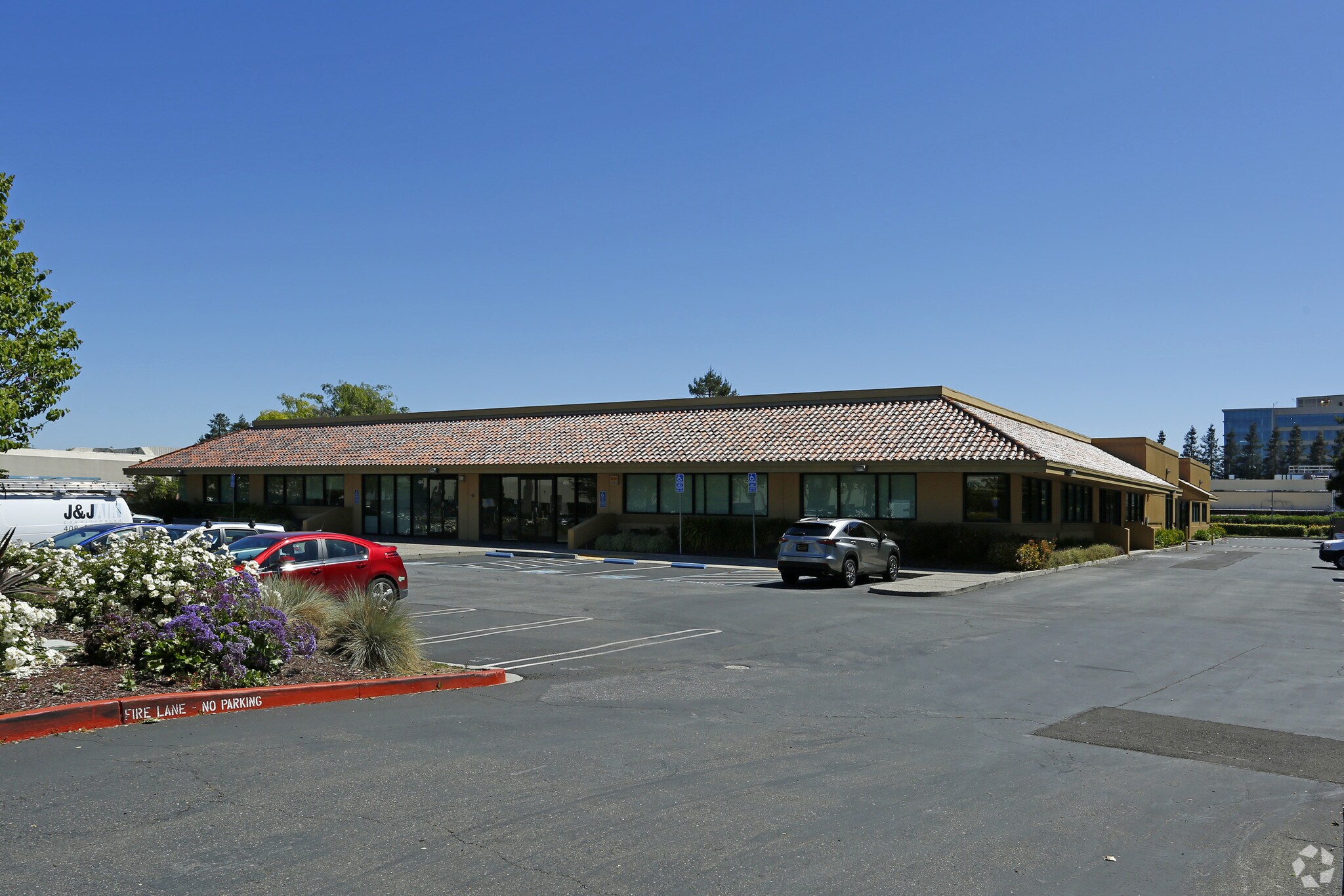 480-484 Oakmead Pky, Sunnyvale, CA à louer Photo de l’immeuble– Image 1 sur 7