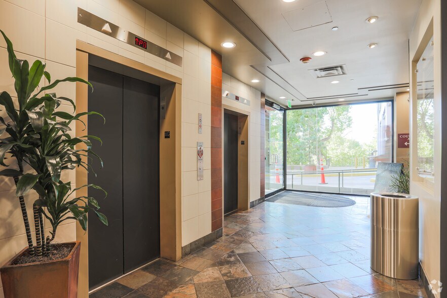 300 E 2nd St, Reno, NV à louer - Hall d’entrée – Image 3 sur 25