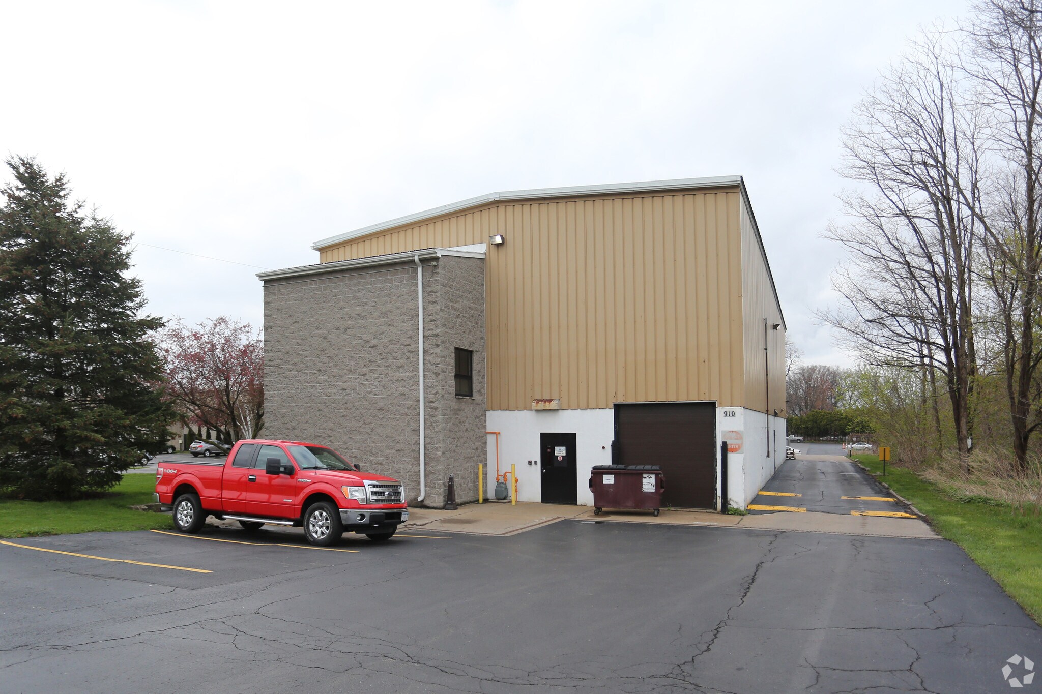 900 W Linden Ave, Rochester, NY à louer Photo de l’immeuble– Image 1 sur 2