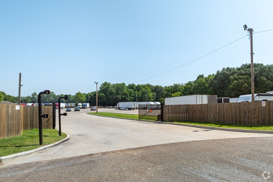 6860 Stateline Rd, Olive Branch, MS à louer - Photo de l’immeuble – Image 2 sur 11