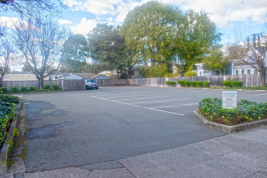 627 College Ave, Santa Rosa, CA à vendre - Photo de l’immeuble – Image 3 sur 7