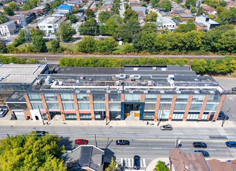 950 Dupont St, Toronto, ON à louer - Photo de l’immeuble – Image 1 sur 6