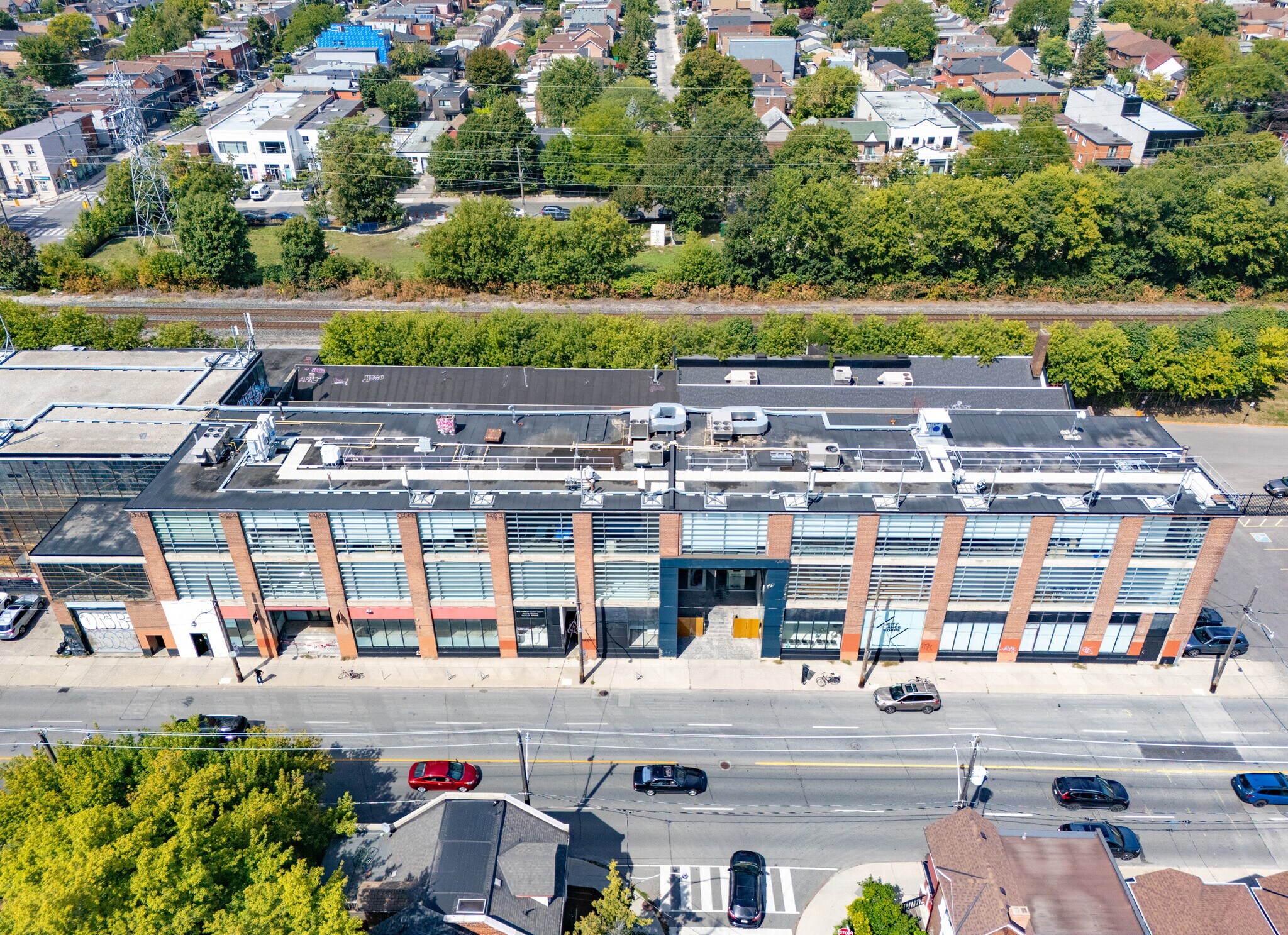 950 Dupont St, Toronto, ON à louer Photo de l’immeuble– Image 1 sur 7