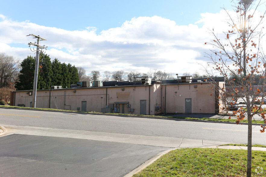1540-1550 E Broad St, Statesville, NC à louer - Photo de l’immeuble – Image 3 sur 4
