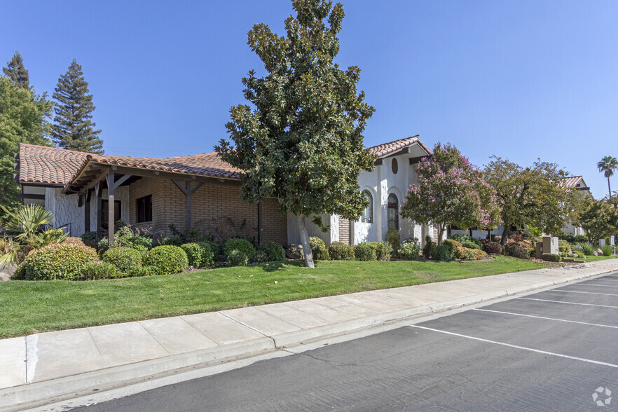 7170 N Financial Dr, Fresno, CA à louer - Photo de l’immeuble – Image 2 sur 5