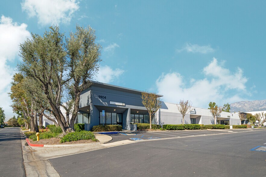 9439 Archibald Ave, Rancho Cucamonga, CA à louer - Photo de l’immeuble – Image 1 sur 4