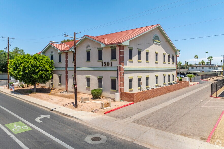1201 E Thomas Rd, Phoenix, AZ à vendre - Photo principale – Image 1 sur 5