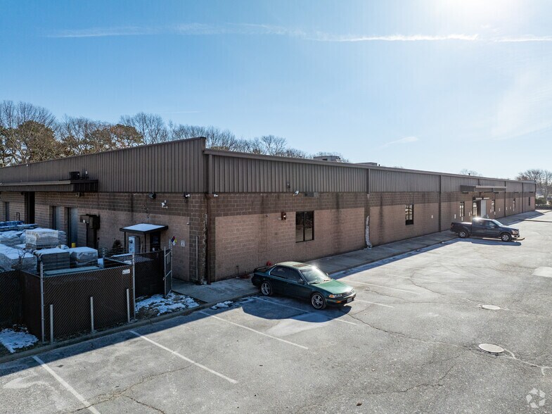 65 Robinson Ave, Patchogue, NY à louer - Photo de l’immeuble – Image 2 sur 5